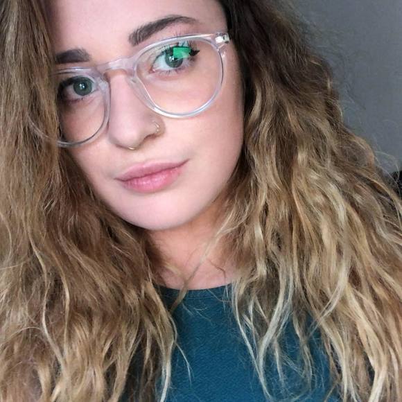 Meet your Posher, Amanda - Picture 1 of 1